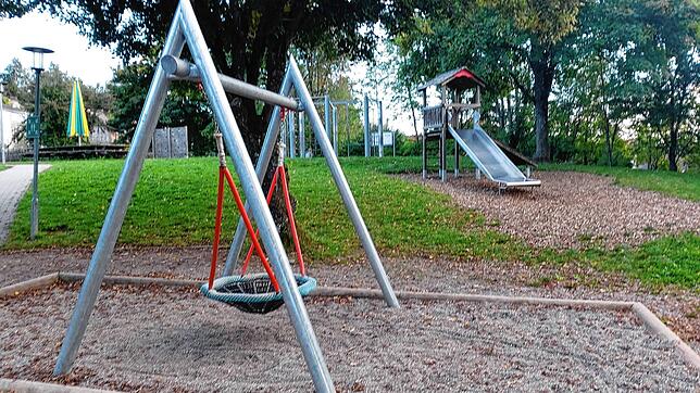 Ein hübscher Kinderspielplatz auf dem Schulgelände, der jedoch laut Beschilderung von den Kindern im Ort nicht genutzt werden darf. ...