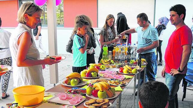 Das Ende des Ramadans wurde in der Jestetter Flüchtlingsunterkunft bei einem Zuckerfest zusammen mit der Bevolkerung gefeiert. Am Buffet ...