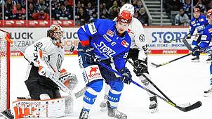 Alexander Karachun (vorne) von den Schwenninger Wild Wings in der vergangenen Saison in Aktion gegen die Grizzlys Wolfsburg.