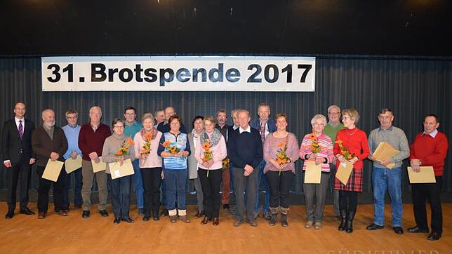 Alfred Schwer aus Fischbach (links neben Bürgermeister Ragg) und die Gruppe aus Kappel werden für ihr außergewöhnliches soziales ...