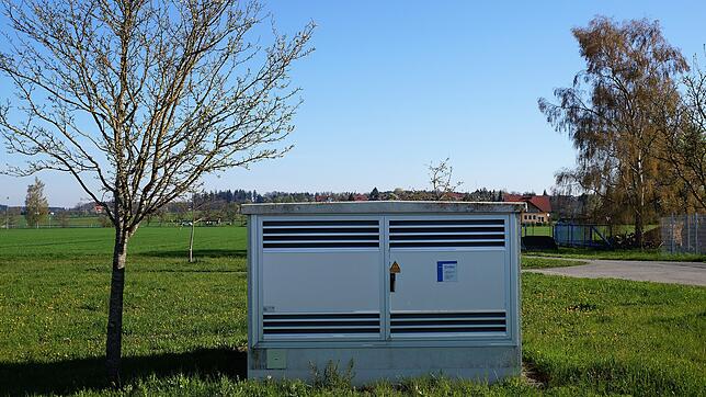 Ein Trafohäuschen der EnBW im Gewerbegebiet Bruck im Hohenfelser Ortsteil Liggersdorf. Bild: Constanze Wyneken