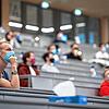 Studierende in einer Begrüßungsveranstaltung für Erstsemester an der Universität Hohenheim. Immer weniger entscheiden sich, ein ...