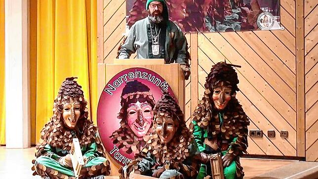 Zunftmeister Martin Hagenbucher bei seiner Begrüßung, flankiert von drei Zunftmitgliedern im Häs.