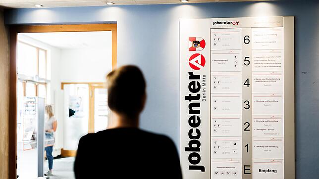 Menschen, die Bürgergeld beziehen, bekommen ab 2024 mehr Geld vom Jobcenter.