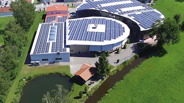 Das Firmengelände im oberschwäbischen Ostrach-Einhart: ein 2300 Quadratmeter großes Gebäude mit Produktionshalle, Technologiezentrum, ...