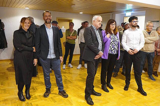 Gespanntes Warten auf das Wahlergebnis: (v.l.) Marion Bohner (Ehefrau von M. Bohner), Kandidat Michael Bohner, Thiemo Herkrath ...