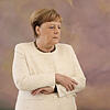 Wieder ein Zitteranfall, diesmal in Schloss Bellevue. Merkel verschränkt die Arme vor dem Bauch. Will sie das Zittern verbergen?