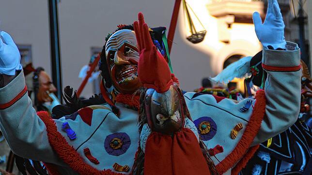Das ist einer der vielen traditionsreichen Blickfänge beim Rottweiler Narrensprung: der Guller, eine Einzelfigur, die einen Gockel ...