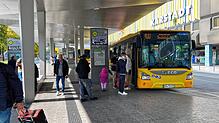 Die gelben Busse der Tuttlinger Firma Klink halten schon am Busbahnhof in Singen. Ab Juni 2026 wird Klink auch den Stadtbusverkehr in ...