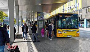 Die gelben Busse der Tuttlinger Firma Klink halten schon am Busbahnhof in Singen. Ab Juni 2026 wird Klink auch den Stadtbusverkehr in ...
