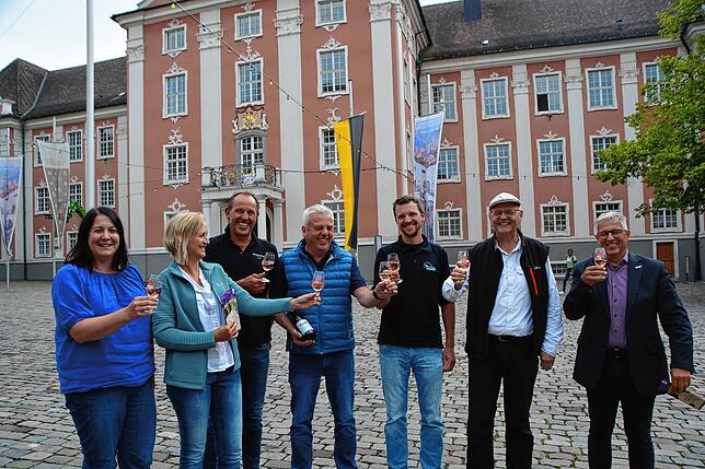 Sie freuen sich auf das Weinfest am Wochenende (von links): Tourismusleiterin Tanja Mülhaupt und ihre Stellvertretung Stefanie Wengert, ...