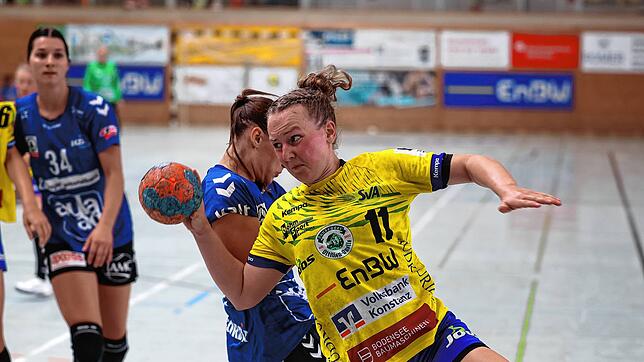 Katharina Bok vom SV Allensbach am Ball beim Bezirkssparkasse Reichenau Cup.