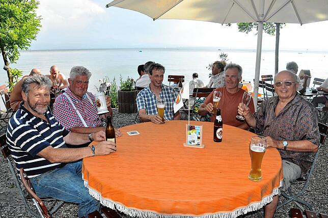 Im Biergarten &bdquo;Zum Schorsch&ldquo; in Fischbach lässt es sich nicht nur am schattigen Stammtisch mit einer kühlen Brise vom See ...