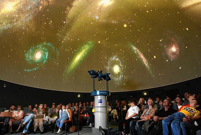Das Planetarium kann bis zu 7000 Sterne in genauer Position und Helligkeit an eine Kuppel projizieren.