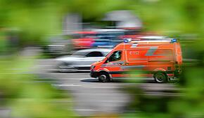 Ein Rettungswagen fährt zu einem Einsatz. (Symbolbild)