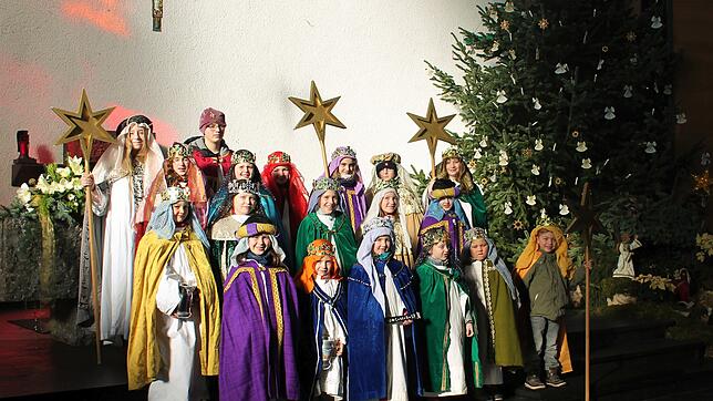 Die Sternsinger Kaspar, Melchior und Balthasar ziehen jedes Jahr im Januar von Haus zu Haus, um den Menschen den Segen zu bringen und ...
