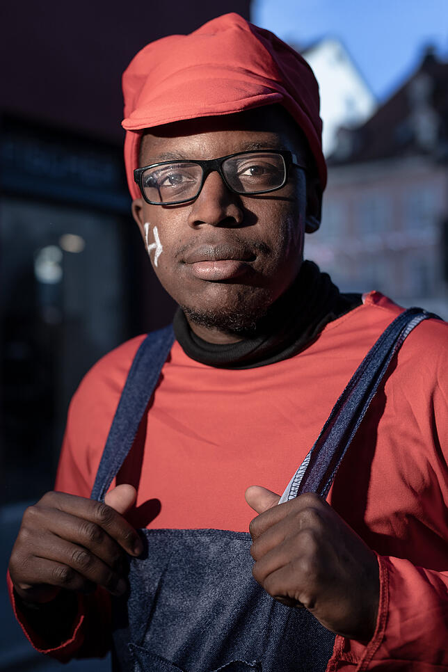 Derrick Odhiambo ist in Singen mit der Fasnacht aufgewachsen. Jetzt lebt er in Kreuzlingen, für die Fasnacht in Konstanz sei es da nicht ...