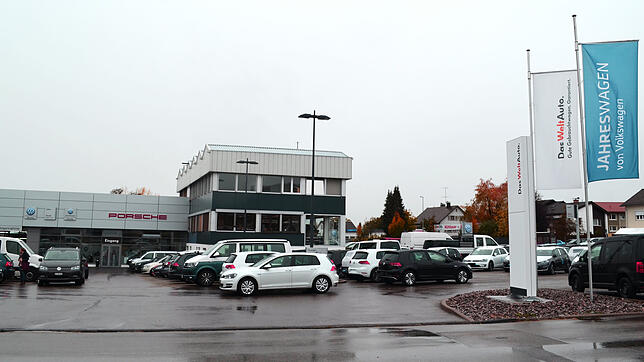 An der Ortsdurchfahrt von Tiengen steht das VW-Autohaus Stoll.