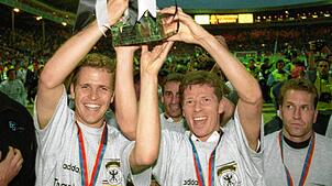 Bei der Europameisterschaft 1996 holte Oliver Bierhoff (links) gemeinsam mit der deutschen Nationalmannschaft um Stefan Reuter (Mitte) ...