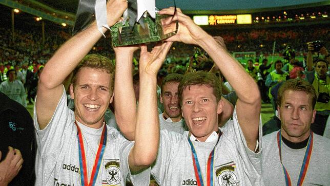 Bei der Europameisterschaft 1996 holte Oliver Bierhoff (links) gemeinsam mit der deutschen Nationalmannschaft um Stefan Reuter (Mitte) ...