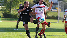 Zweikampf zwischen Patrick Bucher (FC) und Nico Gasser (SG)