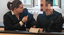 Die vier Angeklagten zwischen 35 und 52 schwiegen vor dem Landgericht Ravensburg zu den Vorwürfen.