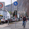 Der Fußweg an der Uhlandstraße, Ecke Hohenhewenstraße. Das blaue Gehwegschild wird durch das "Fahrrad frei" Schild ergänzt. Radfahrer ...