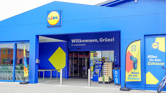 „Willkommen, Grüezi“: Schweizer werden direkt mit angesprochen. Gleich an der Grenze in Lottstetten befindet sich die erste ...