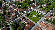 Blick auf den Ortskern von Königsfeld. Wie kann im Zentrum mehr Verkehrsberuhigung und ausreichend Platz für Fuß- und Radverkehr sowie ...