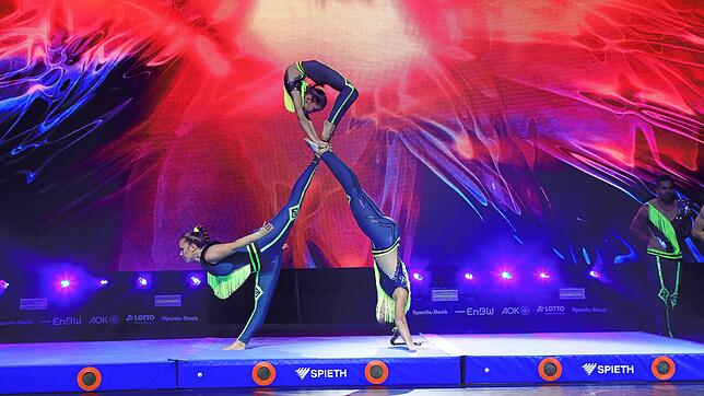 Bild : Spektakuläre Auftritte &ndash; Fotos der sportlichen Akteure bei der Turngala in der Schänzlehalle