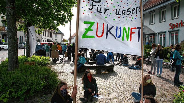 Stiller Protest gegen die Impfpflicht auf dem Görwihler Marktplatz.