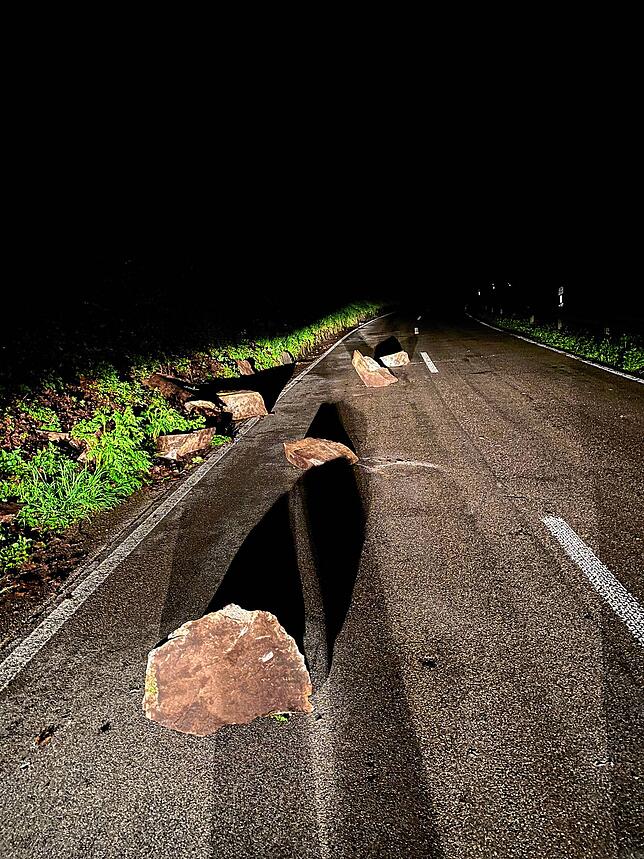 Rund einen halben Kubikmeter große Brocken stürzten am Samstag, 29. April, gegen 4 Uhr auf die L157 zwischen Witznau und Riedersteg.