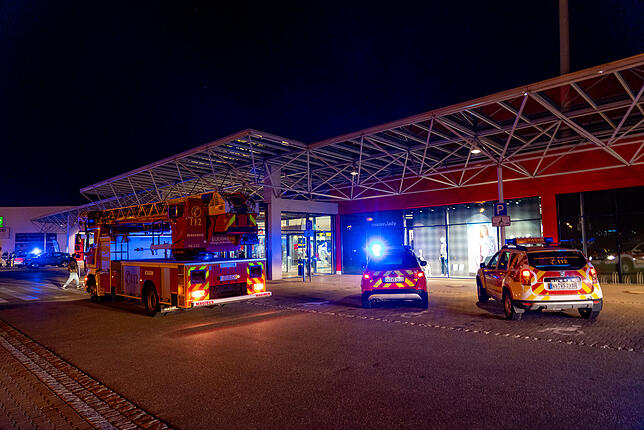 Feuerwehr und Rettugnskräfte rücken zum Center aus.
