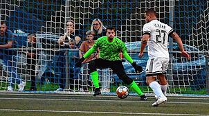 Bollwerk geknackt: Mit zwei Treffern vor der Pause stellte Johannes Baumgartner für den FC Wehr die Weichen zum 5:1-Sieg bei der SpVgg ...