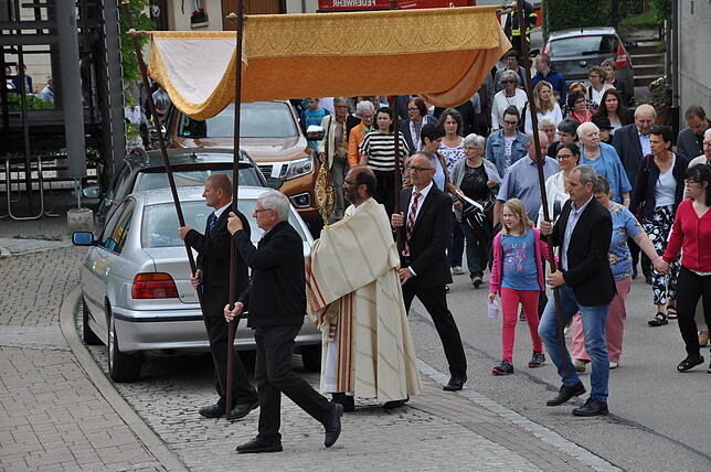 Das Fronleichnamsfest der Seelsorgeeinheit Oberes Schlüchttal wurde unter Mitwirkung der Kirchenchöre und Trachtenkapelle Ühlingen in ...