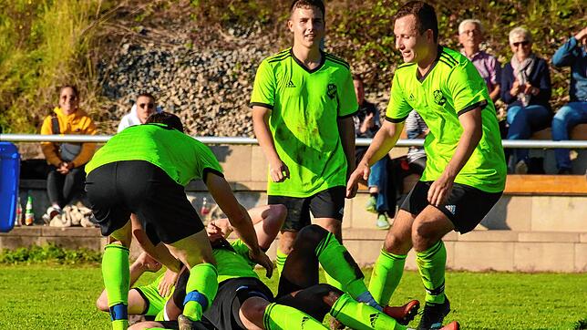 Bild : SV Karsau verteidigt die Tabellenspitze durch einen 4:2-Erfolg gegen Verfolger Spvgg. Wehr