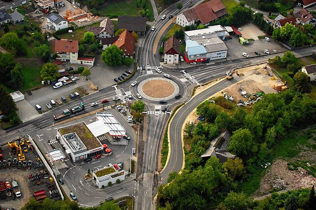 Der Adler-Kreisverkehr in Hindelwangen ist im September 2018 pünktlich fertig geworden. Die Baustraße rechts wurde später zurückgebaut.