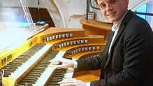 Souverän agiert beim Münsterkonzert Thomas Ospital aus Paris am Spieltisch der Klais-Orgel. Foto: Jürgen Scharf