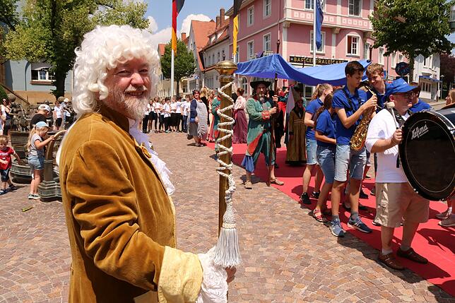 Der Zeremonienmeister Wilfried Strohmeier gibt gleich das Kommando. Dann bewegt sich der Festzug in Richtung Festplatz.
