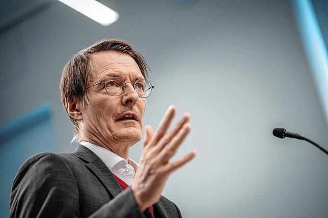 Karl Lauterbach (SPD), Bundesminister für Gesundheit, gibt eine Pressekonferenz nach den Beratungen des Bundeskabinetts zum ...
