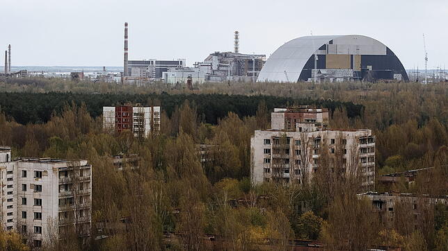 Blick auf die Schutzhülle über dem zerstörten Reaktor vier in Tschernobyl. Der Ort wird jährlich von 60.000 Touristen besucht.
