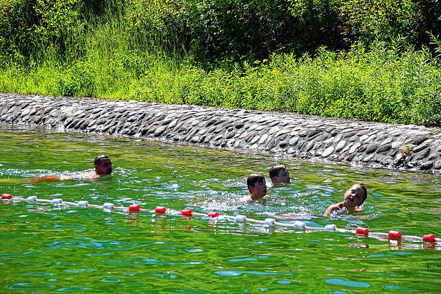 Der Bereich für die Schwimmerprüfung ist abgetrennt, so können die anderen Badegäste ungestört ihre eigenen Bahnen schwimmen.