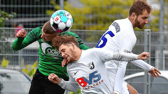 Klare Sache: Phil Sailer (links, gegen Nico Ködel und Felix Uhl) setzte den Schlusspunkt unter einen deutlichen 6:1-Erfolg des SV Herten ...