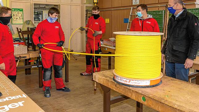Am Schulstandort Grafenhausen werden im Schulgebäude von Mitarbeitern der Firma für die Schaffung einer digitalen Infrastruktur rund ...