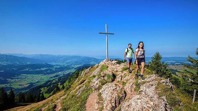 Angekommen am Gipfelkreuz auf dem Hochhäderich in 1565 Metern Höhe. Die Aussicht reicht bis zum Säntis und zum Bodensee (direkt hinter ...