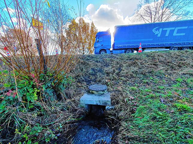 Ein Bild von Mittwochvormittag: Dieser Durchlass an der B33 bei Stetten war verstopft – eine Verklausung, wie Fachleute sagen.