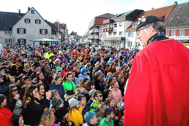 Zahlreiche Schaulustige verfolgen auf dem Parkplatz vor dem Papperla-Pub in Blumberg die Taufe der Eichberggeister. Zunftmeister Albert ...
