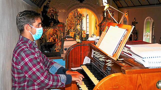 Philipp Schönstein, Dirigent des Musikvereins Urach, spielt die Orgel beim Bruderschaftsfest.