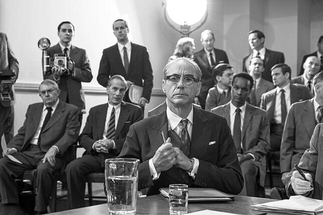 Robert Downey Jr. (vorn) als Lewis Strauss in einer Szene des Films &bdquo;Oppenheimer&ldquo;.