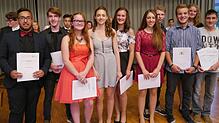 Die Geehrten der Klasse neun und zehn (von links):  Amir Aliti, Levi Decker, Tanja Schneider, Viktória Nemes, Marina Wagner, Laurine ...